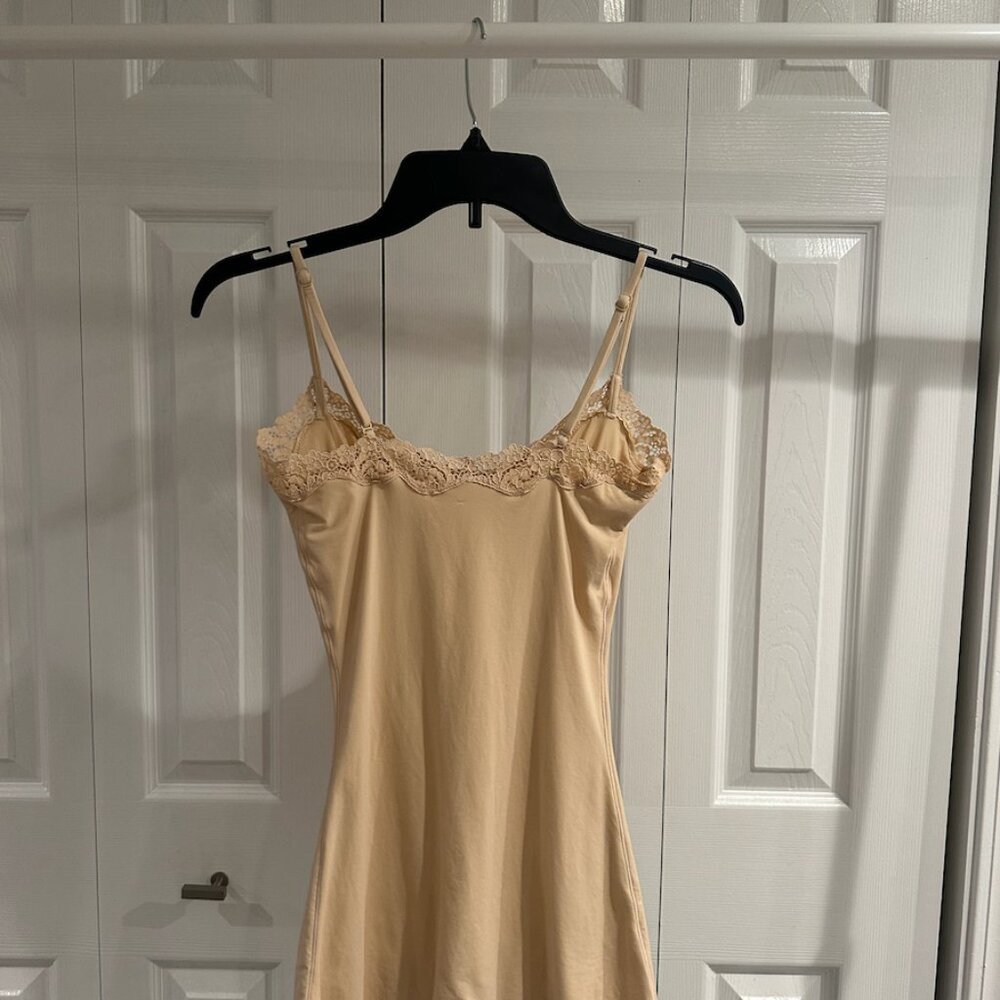 SKIMS Medium Nude Fits Everybody Onesie - Picture 4 of 5